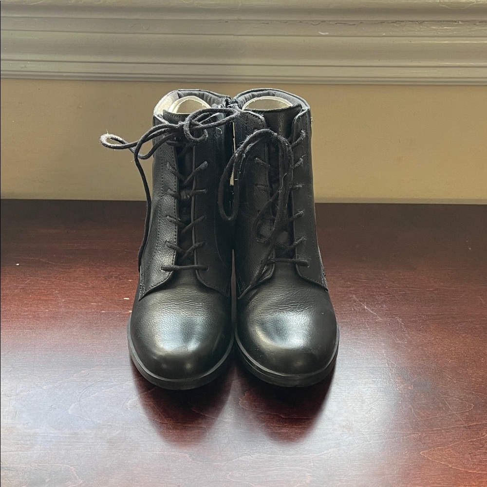 Clark’s size 7.5M Black Lace-Up Ankle Boots